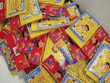une pile de livres pour enfants dans une boîte posée sur une table