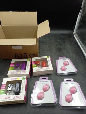 Des boîtes contenant des gadgets électroniques sont posées sur une table, à côté d'une boîte