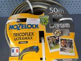 un gros plan d'un tuyau posé sur une étagère dans un magasin