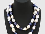 un collier de perles blanches et bleues sur un mannequin noir