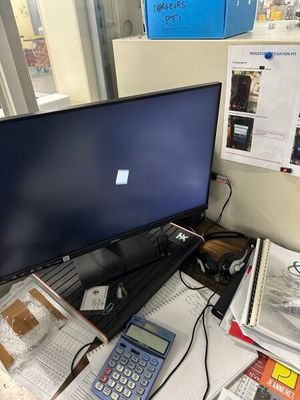 un bureau sur lequel se trouvent un ordinateur, une calculatrice et une autre calculatrice