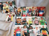 de nombreuses photos différentes d'un groupe de cyclistes allongés sur un lit