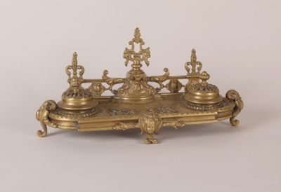 Encrier - porte plumes de forme oblongue à deux godets, en l…