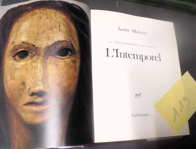 un livre ouvert sur lequel figure le portrait d'une femme