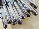 a bunch of knives that are sitting on a table