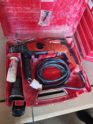 une boîte à outils rouge avec des outils sur une table