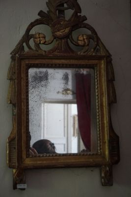 un miroir accroché au mur d'une pièce