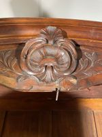 Armoire lyonnaise en noyer mouluré de réserves et sculpté de… (photo 3)