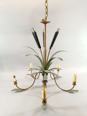 un gros plan d'un lustre orné de bougies