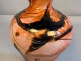 un vase posé sur une surface blanche