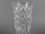 un gros plan d'un vase en verre posé sur une surface grise