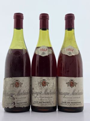 trois bouteilles de vin posées l'une à côté de l'autre sur une table