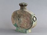 un petit vase vert muni d'une anse