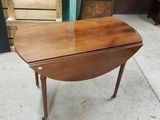 une image d'une petite table en bois avec un plateau en verre