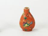trois vases de couleurs différentes posés les uns à côté des autres sur une surface blanche