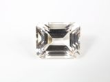 un diamant taille émeraude sur fond blanc