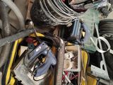 une pile d'objets hétéroclites posés sur le sol