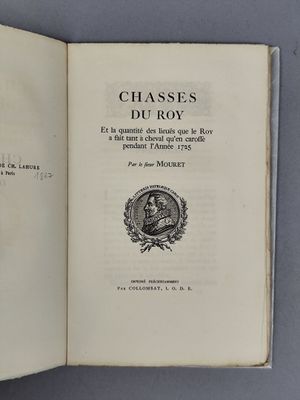 un livre ouvert sur lequel figure la photo d'un homme