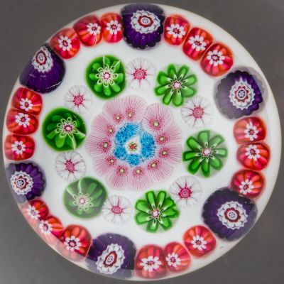 Clichy. Presse-papiers à fond blanc opaque orné de quatre ce… - Photo 1