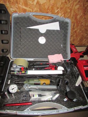 une valise contenant des outils, posée sur une table
