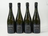 quatre bouteilles de vin sont alignées sur une surface blanche