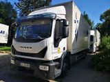 un camion blanc garé dans un parking