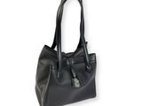 un sac à main en cuir noir sur fond blanc