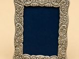 cadre photo plaqué argent avec fond en velours bleu