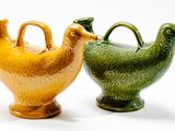 deux vases posés côte à côte sur une surface blanche