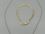 un ensemble composé d'un collier et d'un bracelet en or, sertis d'une pierre bleue