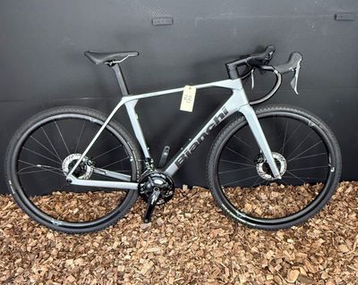 le vélo est garé contre le mur, devant un mur noir