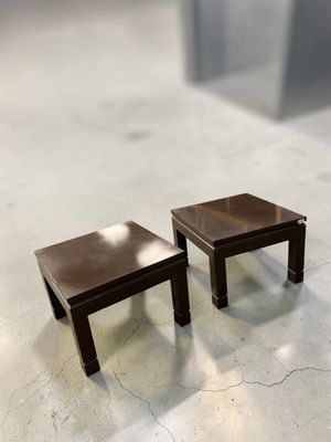 Paire de bouts de canapés laqués goût Chine.