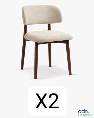 les deux chaises sont placées l'une à côté de l'autre sur un fond blanc
