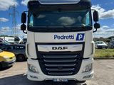 la photo d'un camion blanc garé sur un parking