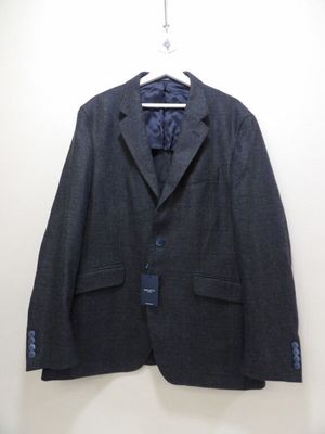une photo d'une veste suspendue à un cintre