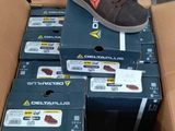 des cartons de chaussures sont empilés les uns sur les autres dans un carton