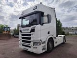 un camion blanc garé dans un parking