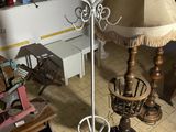 une lampe qui se trouve sur un support dans une pièce