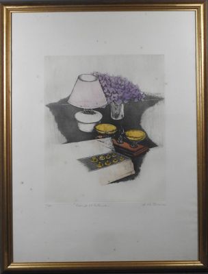 tableau représentant une table sur laquelle se trouvent une lampe et une assiette de nourriture