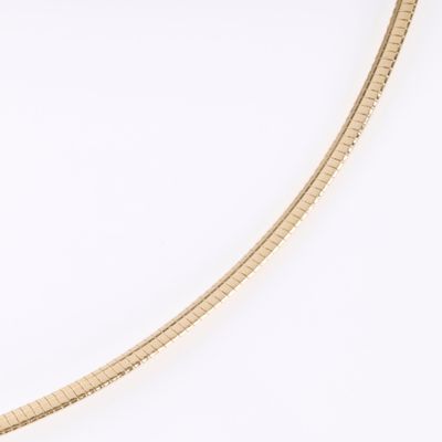 une image représentant un collier en or orné d'un serpent sur fond blanc