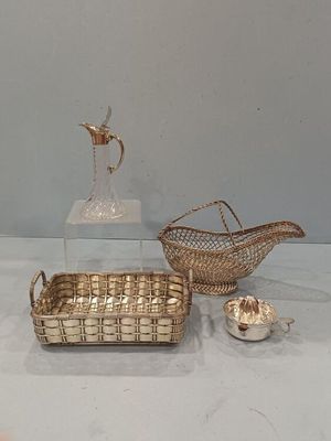 deux paniers et un vase en verre posés sur une table