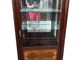 une photo montrant une personne en train de prendre une photo d'une vitrine