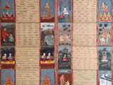 une photo d'un mur sur lequel sont accrochés de nombreux tableaux