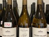 plusieurs bouteilles de vin sont alignées sur un comptoir