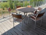une table et des chaises sur une terrasse donnant sur une vallée