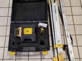 un ensemble d'outils posé sur un sol carrelé, à côté d'une règle