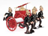 quatre figurines représentant des hommes en uniforme assis sur un camion de pompiers