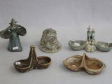 un grand nombre de petites figurines posées sur une table