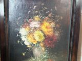 tableau représentant un vase de fleurs posé sur une table à côté d'une lampe