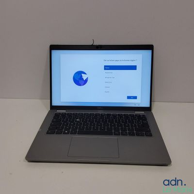 un ordinateur portable posé sur une table